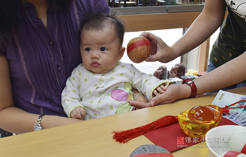 為陳寶寶準備來店，祝福儀式物品：蘋果