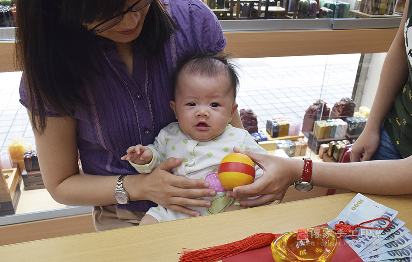 為陳寶寶準備來店，祝福儀式物品：橘子