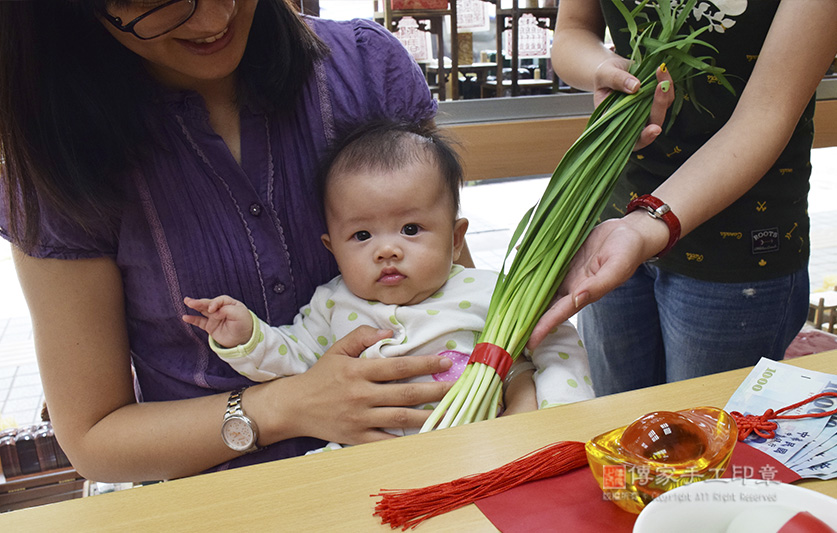 為陳寶寶準備來店，祝福儀式物品：韭菜