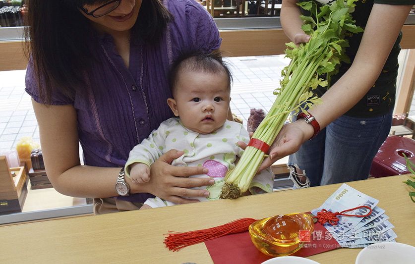 為陳寶寶準備來店，祝福儀式物品：芹菜