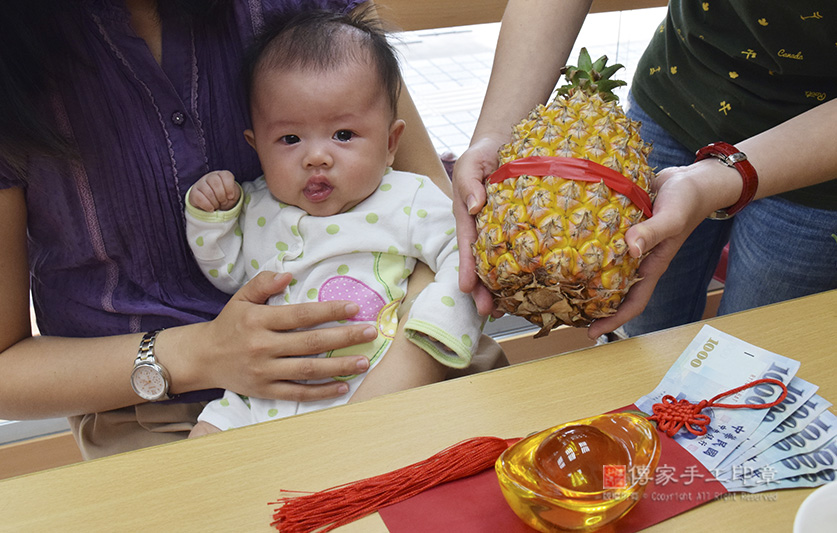 為陳寶寶準備來店，祝福儀式物品：鳳梨