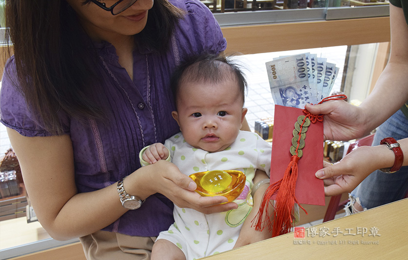 為陳寶寶準備來店，祝福儀式物品：大鈔，五帝錢、紅包袋