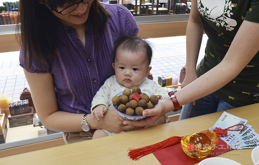 為陳寶寶準備來店，祝福儀式物品：桂圓