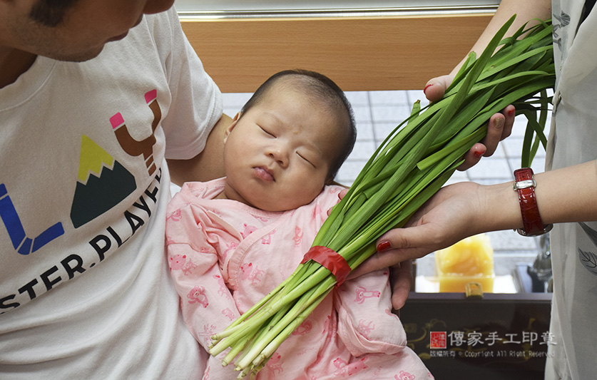 為王寶寶準備來店，祝福儀式物品：韭菜