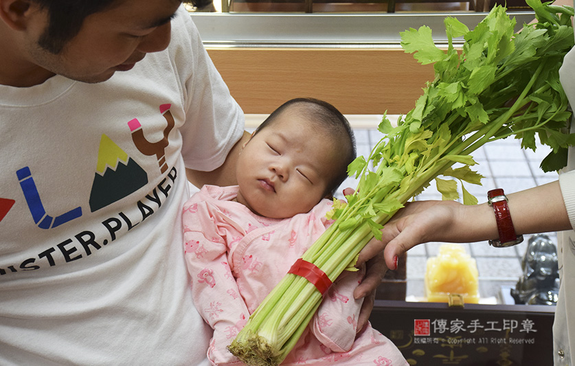 為王寶寶準備來店，祝福儀式物品：芹菜