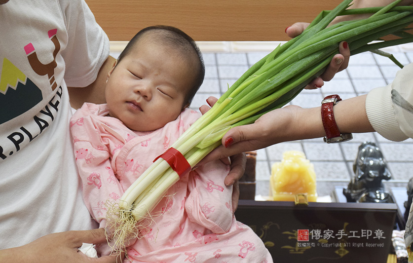 為王寶寶準備來店，祝福儀式物品：蔥