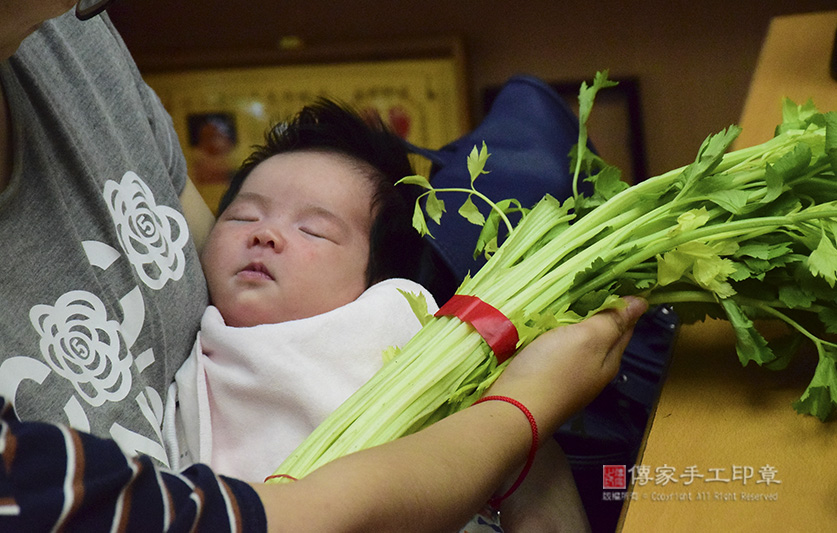 為吳寶寶準備來店，祝福儀式物品：芹菜