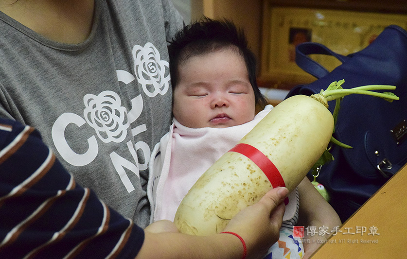 為吳寶寶準備來店，祝福儀式物品：大蘿蔔
