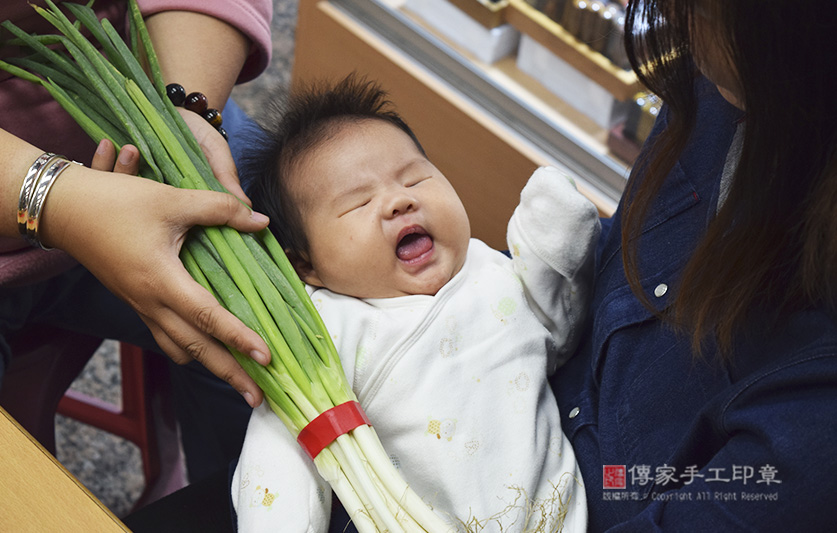 為周寶寶準備來店，祝福儀式物品：蔥