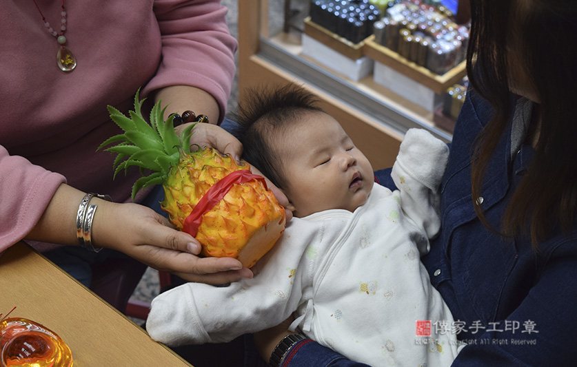 為周寶寶準備來店，祝福儀式物品：鳳梨