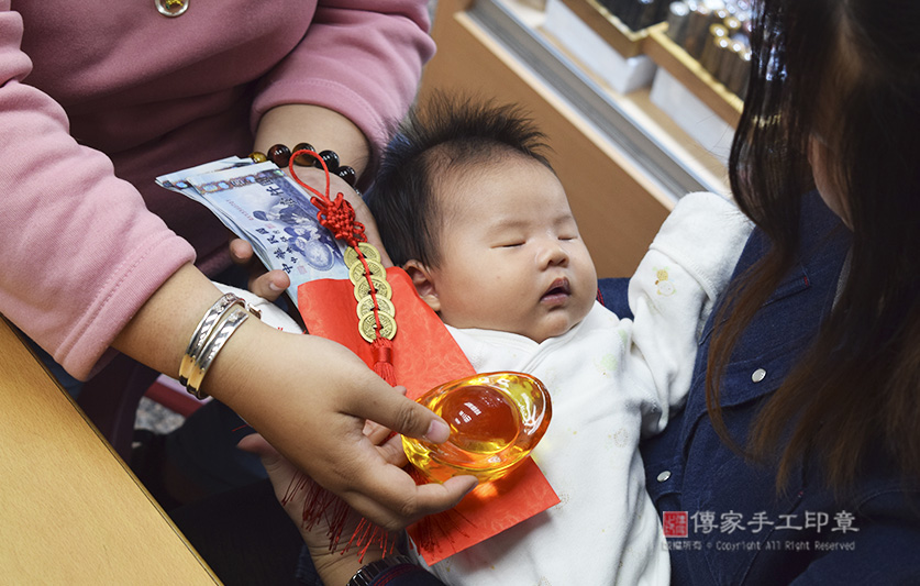 為周寶寶準備來店，祝福儀式物品：大鈔，五帝錢、紅包袋