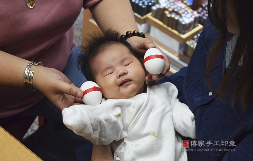 為周寶寶準備來店，祝福儀式物品：圓的雞蛋兩顆