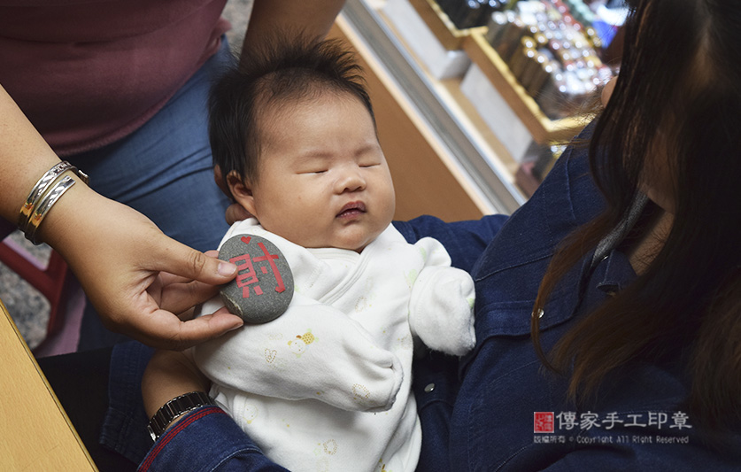 為周寶寶準備來店，祝福儀式物品：圓的石頭