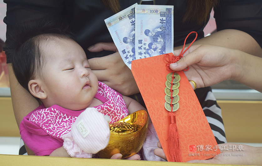 為周寶寶準備來店，祝福儀式物品：大鈔，五帝錢、紅包袋