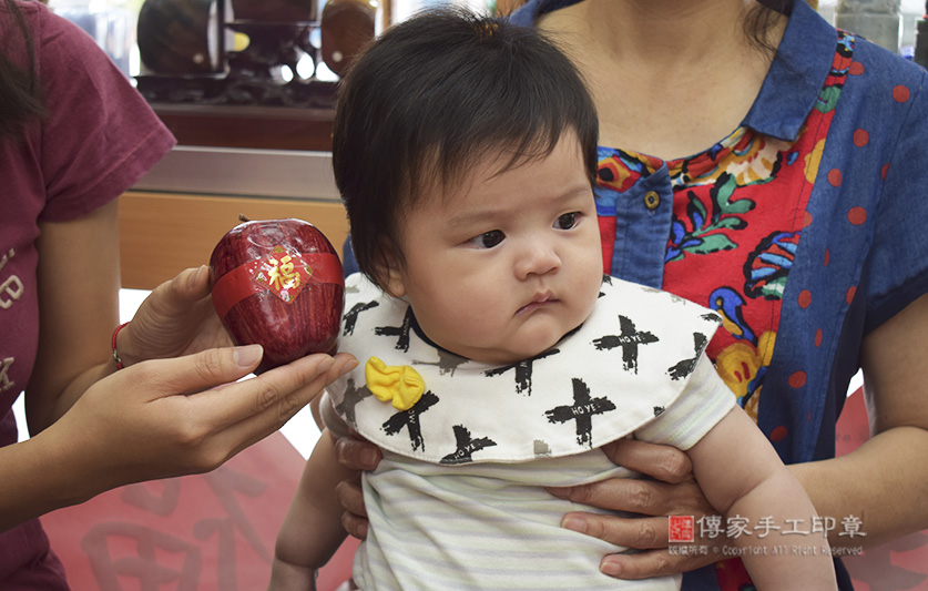 為邢寶寶準備來店，祝福儀式物品：蘋果