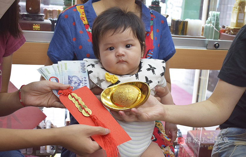 為邢寶寶準備來店，祝福儀式物品：大鈔，五帝錢、紅包袋