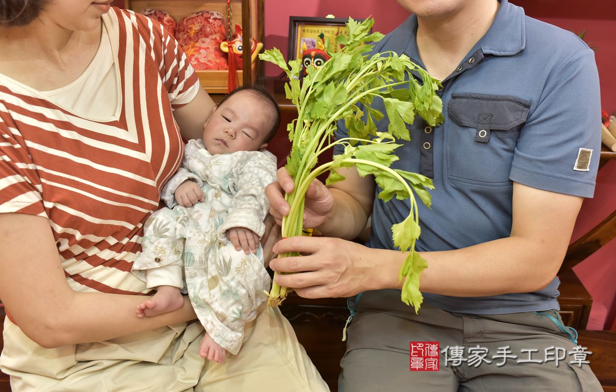 為吳寶寶準備來店，祝福儀式物品：芹菜