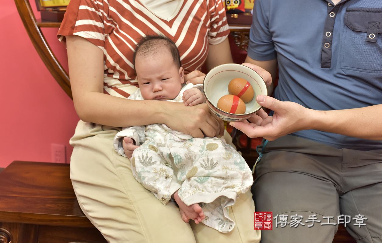 為吳寶寶準備，祝福儀式物品：圓的雞蛋兩顆