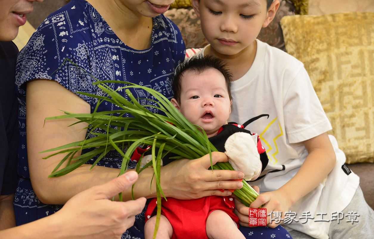 為葉寶寶準備祝福儀式物品：蔥