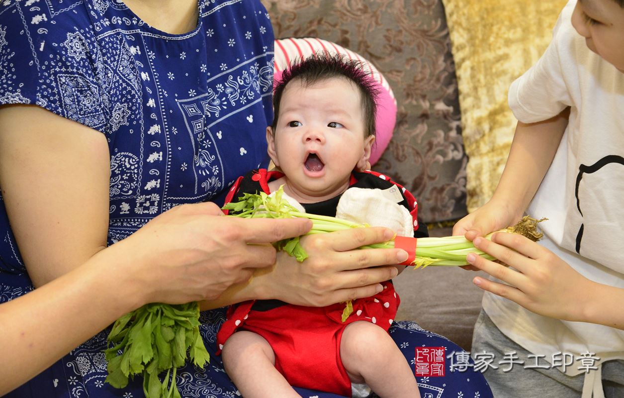 為葉寶寶準備祝福儀式物品：韭菜