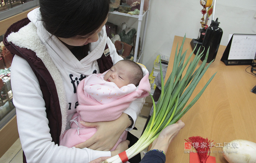 為洪寶寶準備來店，祝福儀式物品：蔥