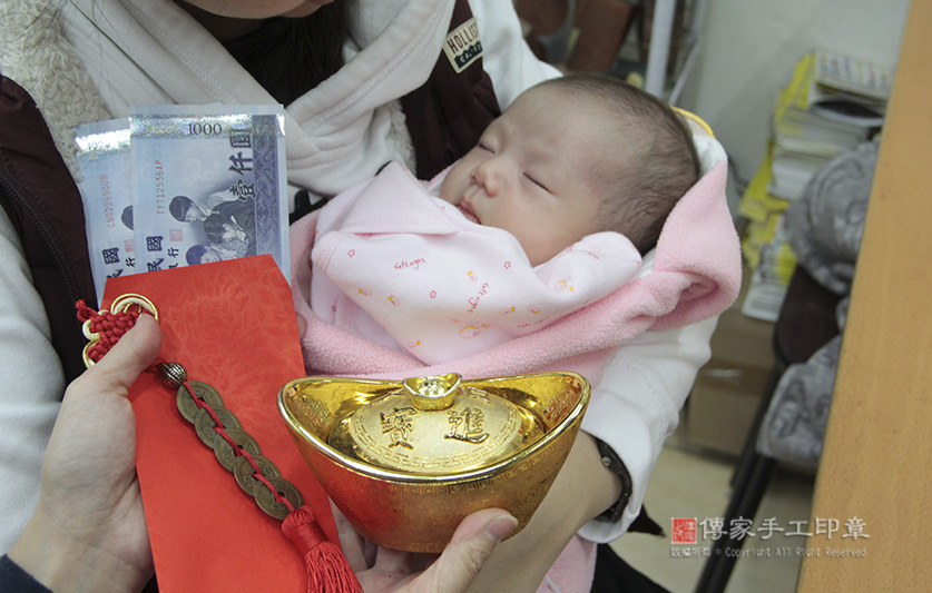 為洪寶寶準備來店，祝福儀式物品：大鈔，五帝錢、紅包袋