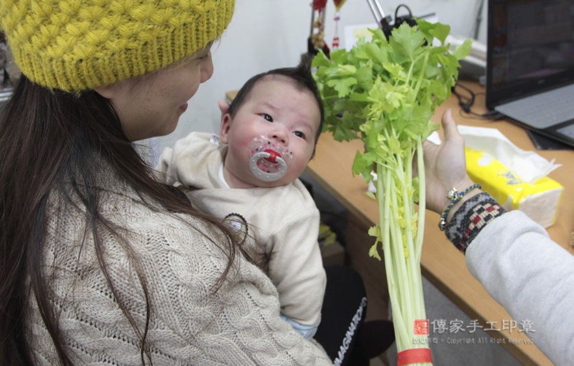 為江寶寶準備來店，祝福儀式物品：芹菜