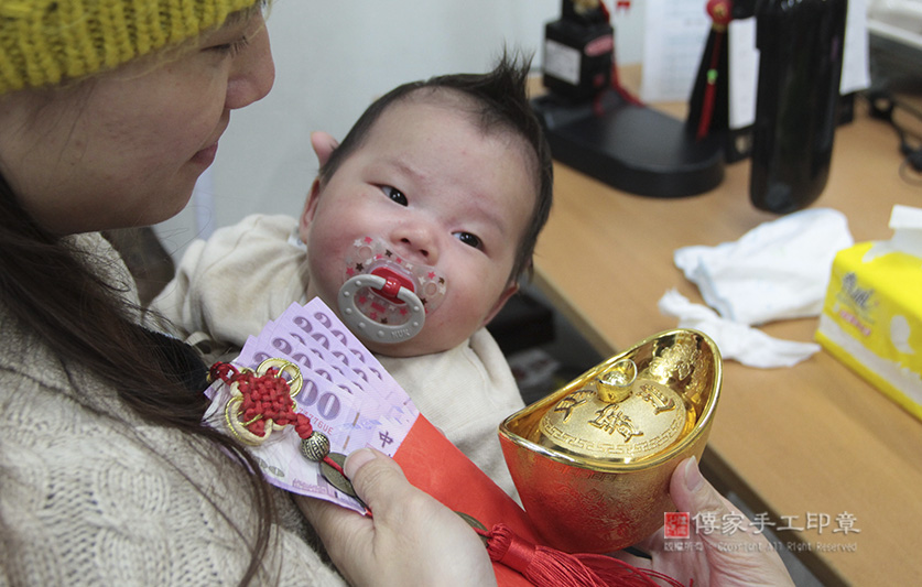 為江寶寶準備來店，祝福儀式物品：大鈔，五帝錢、紅包袋