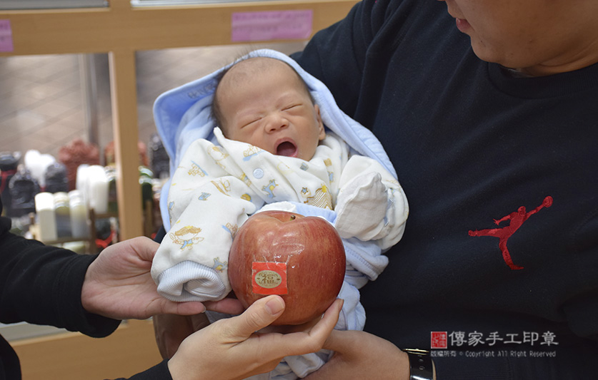 為林寶寶準備來店，祝福儀式物品：蘋果