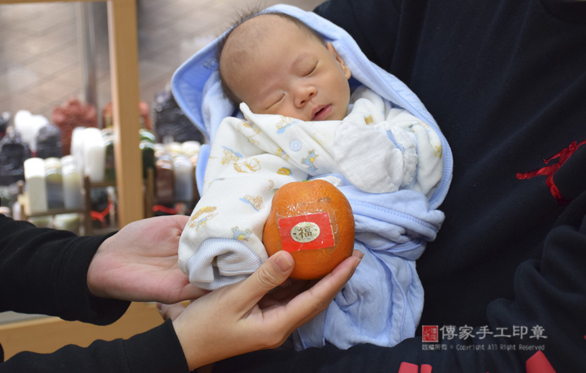 為林寶寶準備來店，祝福儀式物品：橘子