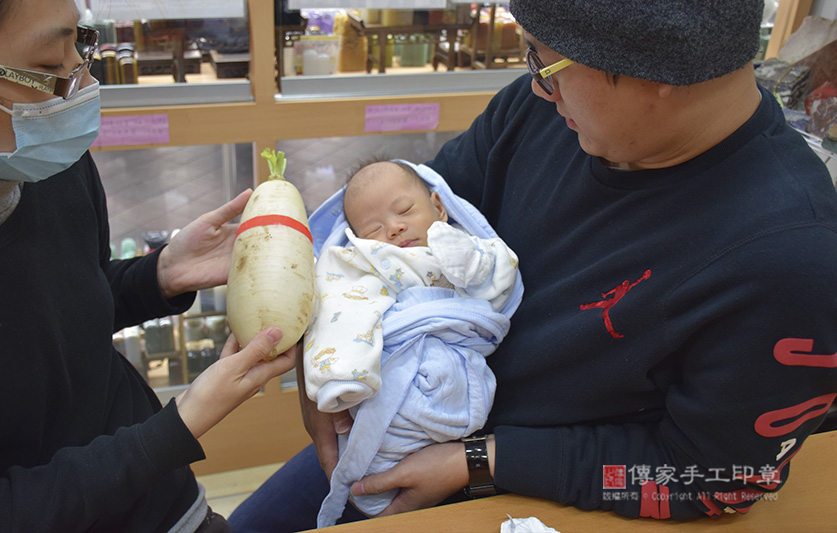 為林寶寶準備來店，祝福儀式物品：大蘿蔔