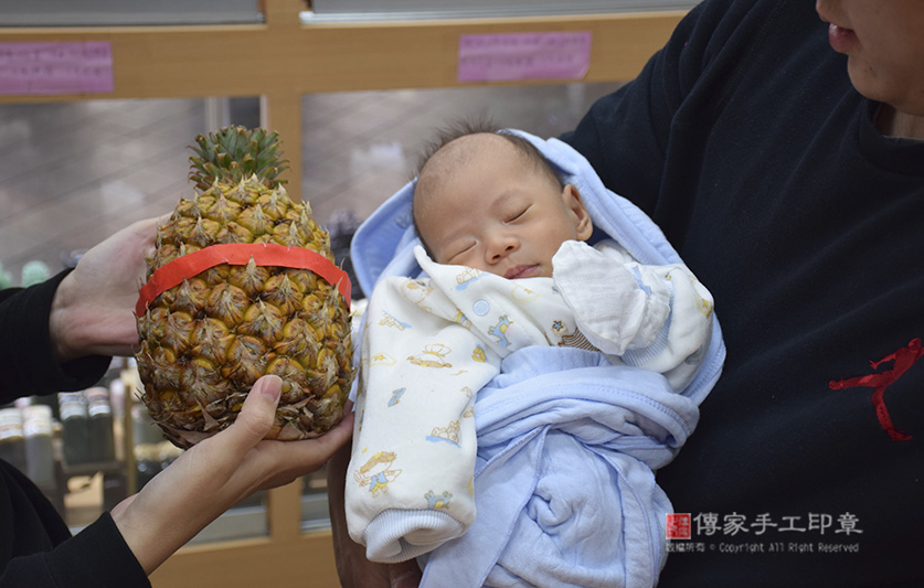 為林寶寶準備來店，祝福儀式物品：鳳梨