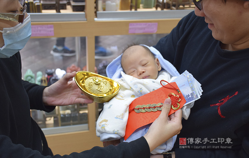 為林寶寶準備來店，祝福儀式物品：大鈔，五帝錢、紅包袋