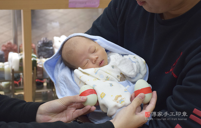 為林寶寶準備來店，祝福儀式物品：鴨蛋