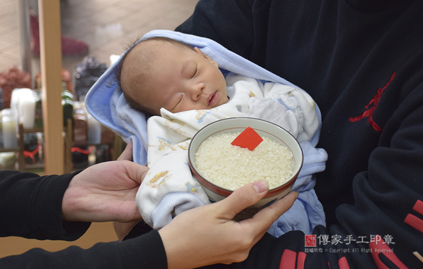 為林寶寶準備來店，祝福儀式物品：米