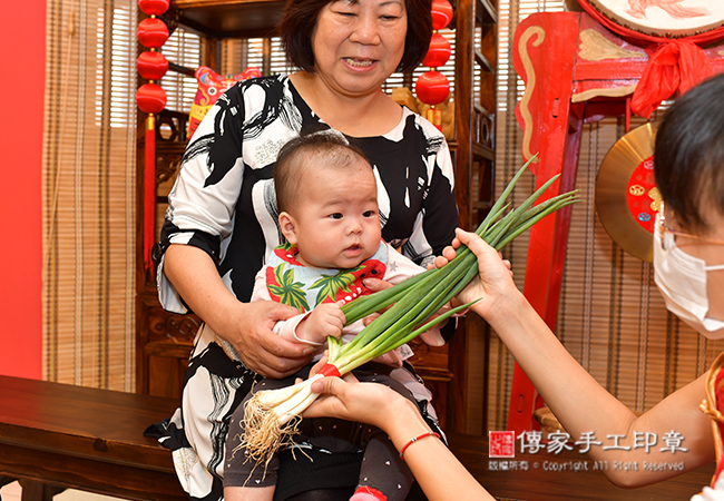 高雄滿月剃頭，祝福儀式