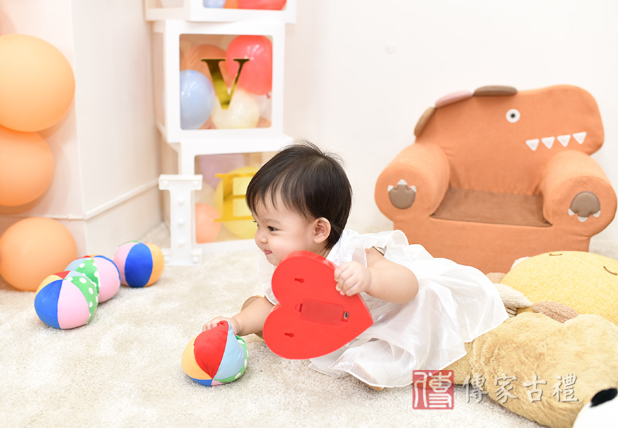 美式抓周儀式:寶寶特寫拍照