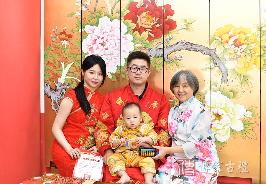 美式抓周儀式:日韓黃金歲月燙金屏風場景