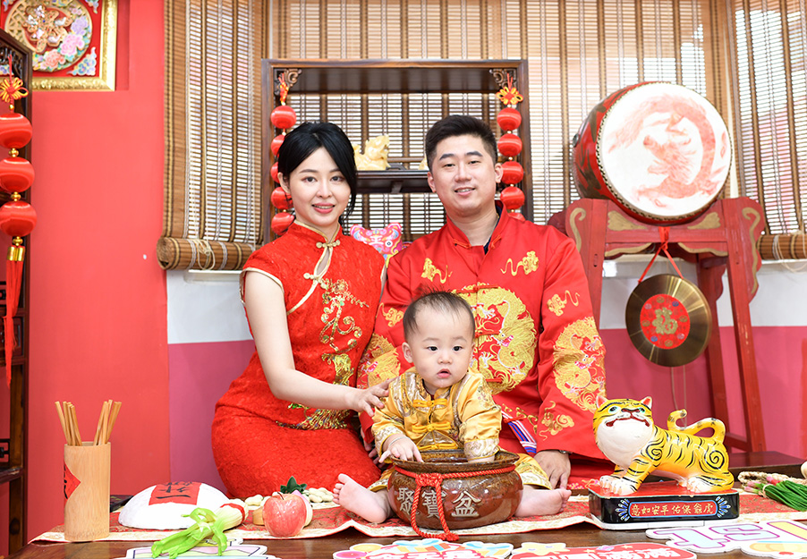 中式抓周照