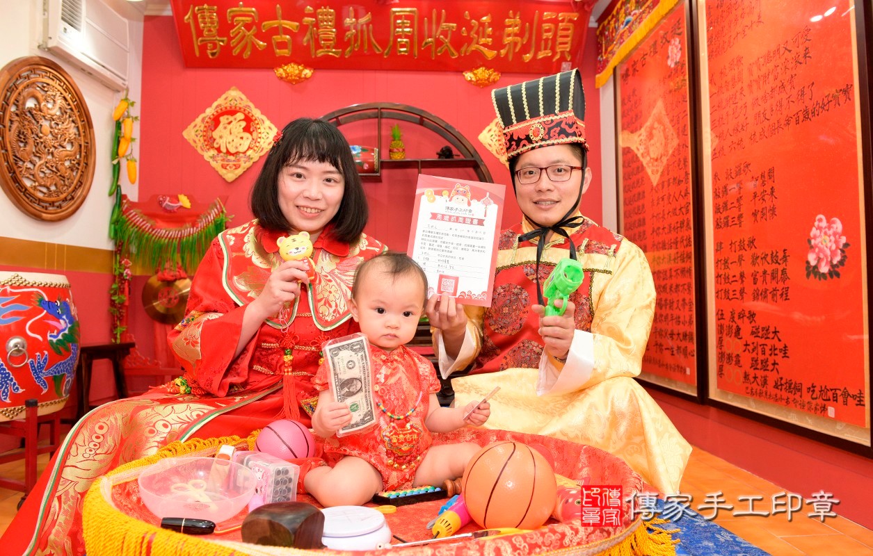 王家寶寶抓周-2021/04/25-中式成人禮服與小孩中式古禮服樣式1.jpg