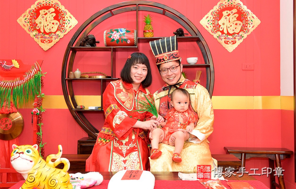 王家寶寶抓周-2021/04/25-中式成人禮服與小孩中式古禮服樣式3.jpg