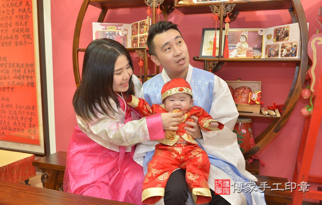 毛家寶寶收涎-2021/05/23-成人韓國風古裝禮服與小孩中國風古禮服樣式3.jpg