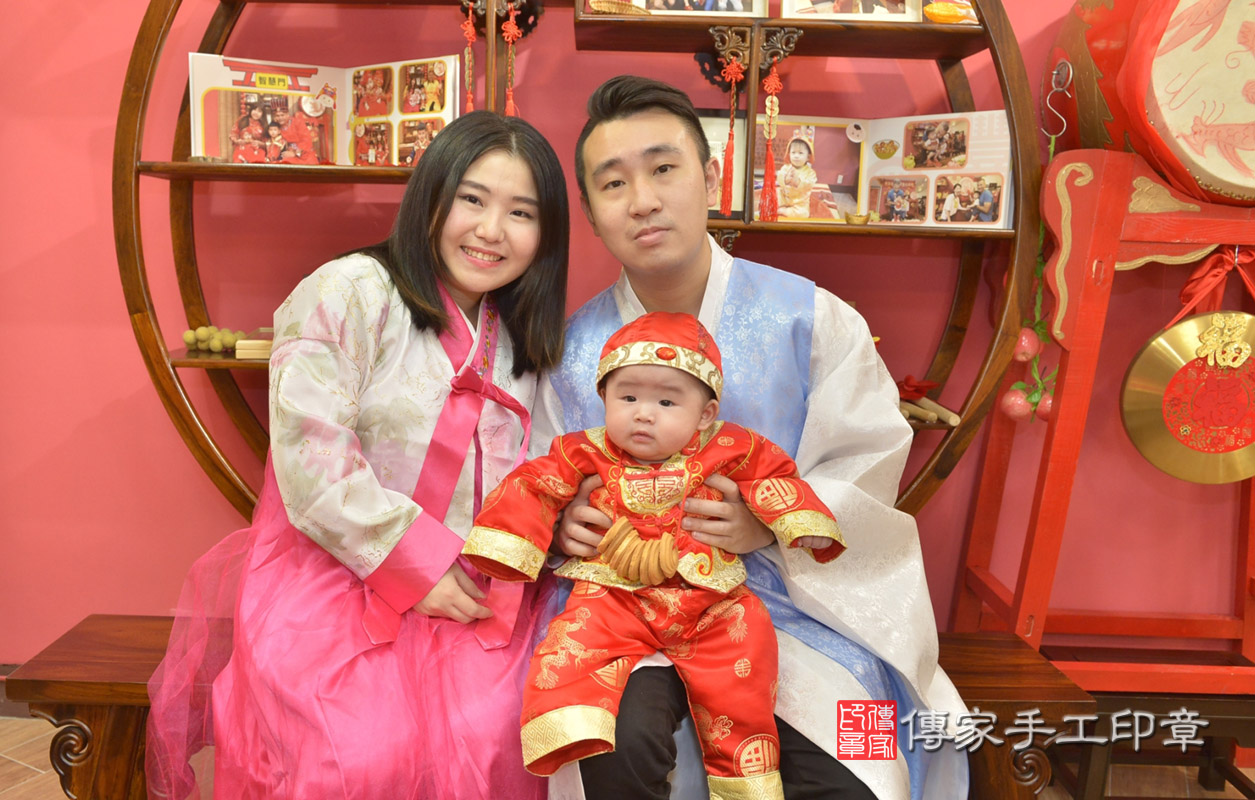 毛家寶寶收涎-2021/05/23-成人韓國風古裝禮服與小孩中國風古禮服樣式1.jpg