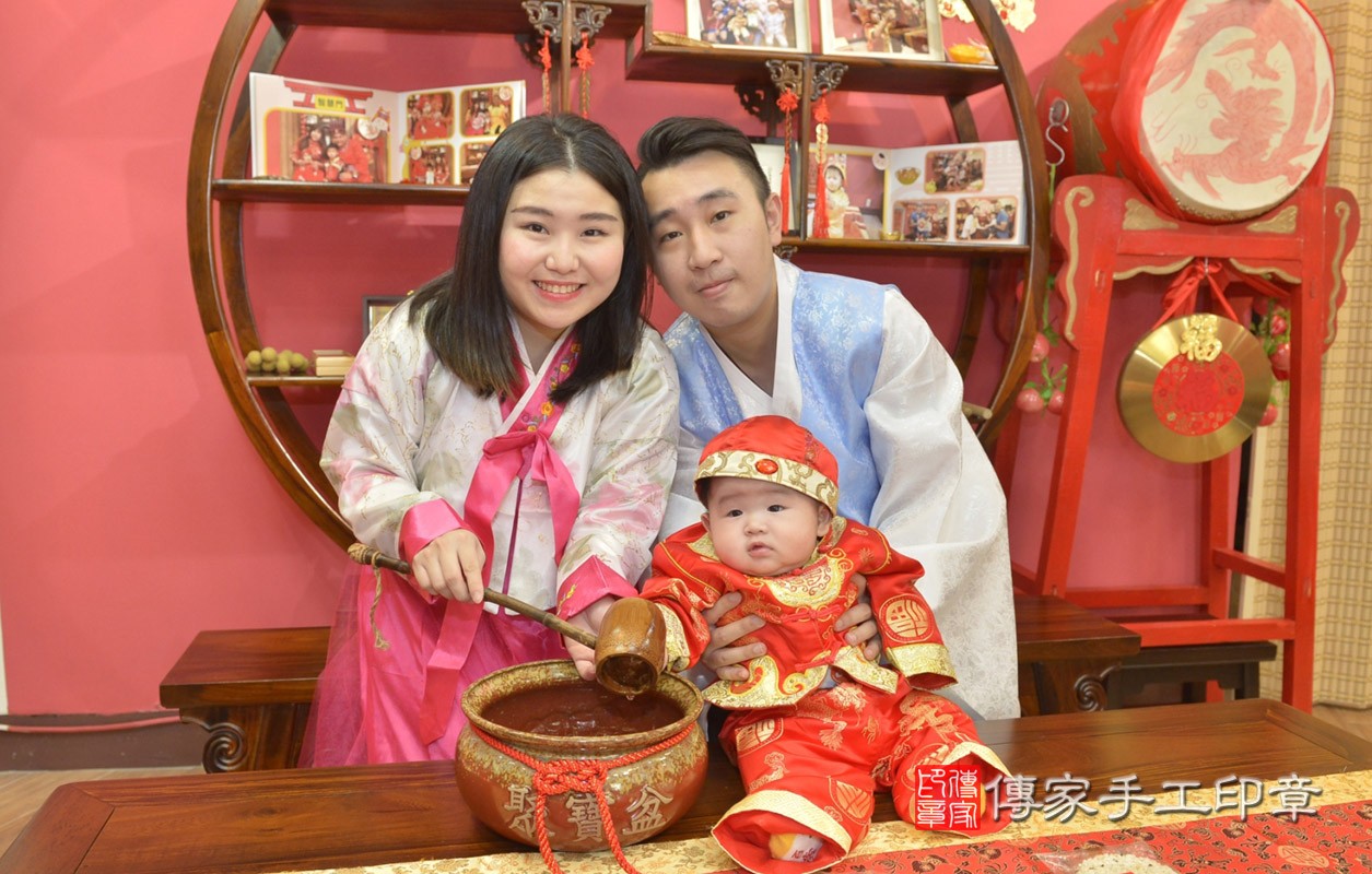 毛家寶寶收涎-2021/05/23-成人韓國風古裝禮服與小孩中國風古禮服樣式2.jpg