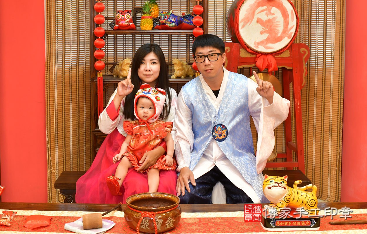 莊家寶寶抓周-2021/10/16-成人韓國風古裝禮服與小孩中國風古禮服樣式3.jpg