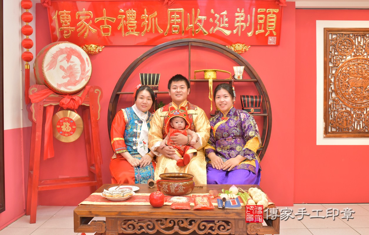 呂家寶寶收涎-2021/08/16-成人中國風古裝禮服與小孩中國風古禮服樣式3.jpg