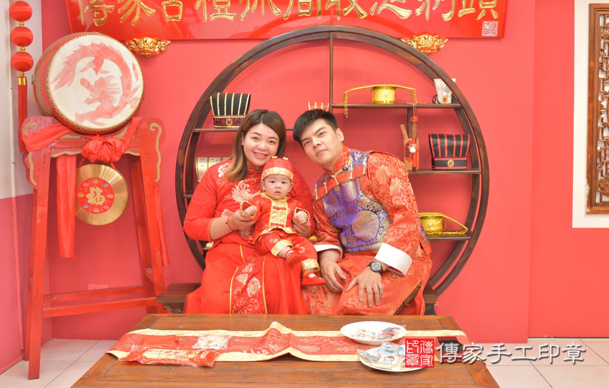 黃家寶寶收涎-2021/07/04-成人中國風古裝禮服與小孩中國風古禮服樣式2.jpg