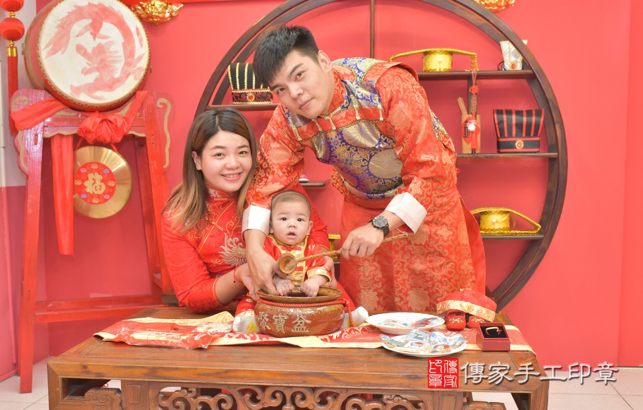 黃家寶寶收涎-2021/07/04-成人中國風古裝禮服與小孩中國風古禮服樣式3.jpg