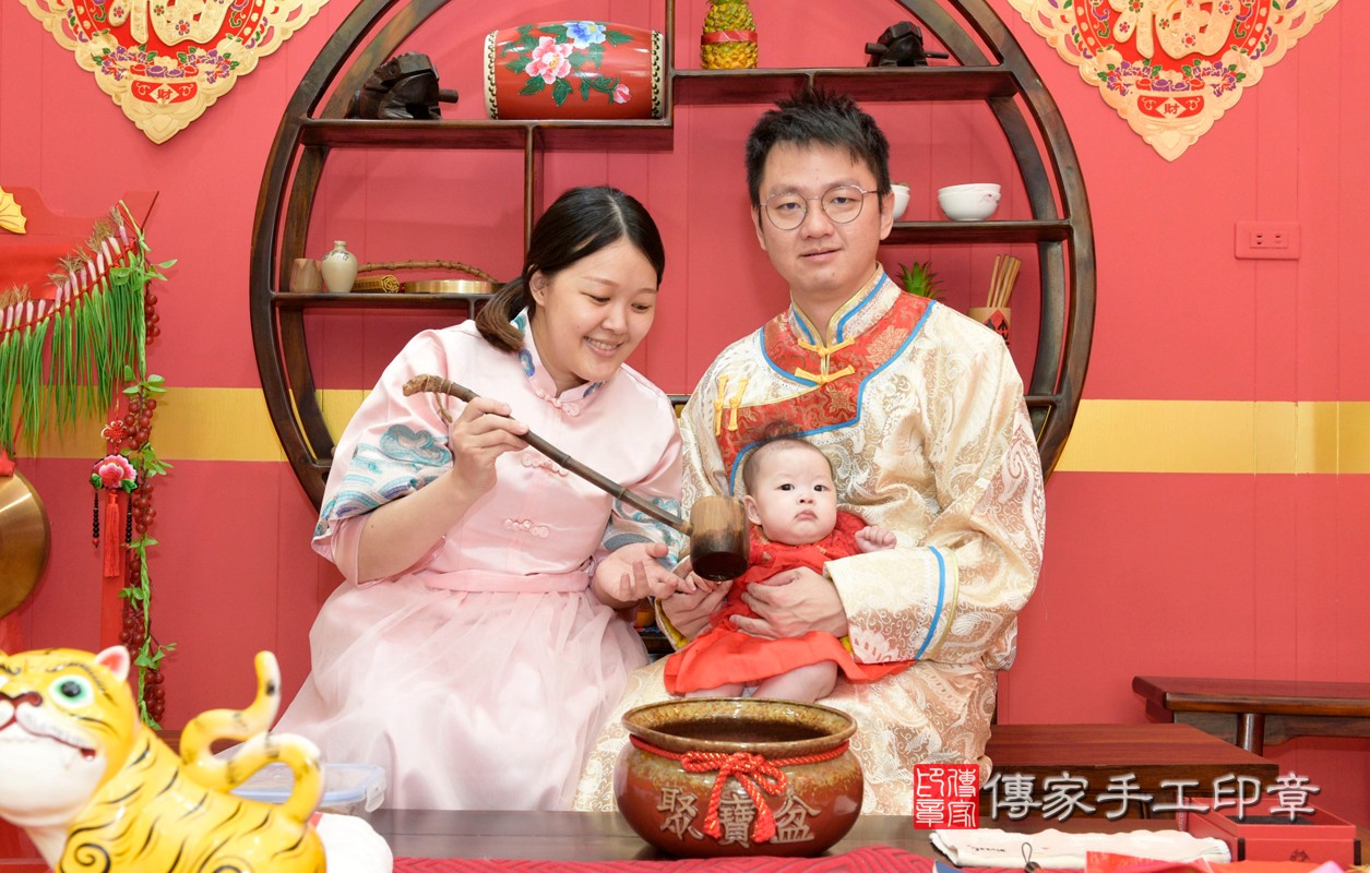 李家寶寶收涎-2021/04/25-成人中國風古裝禮服與小孩中國風古禮服樣式1.jpg