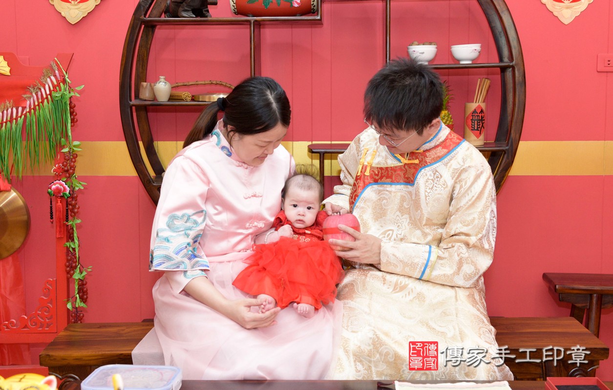 李家寶寶收涎-2021/04/25-成人中國風古裝禮服與小孩中國風古禮服樣式2.jpg